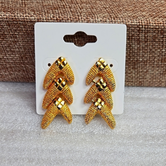 Elegant Gold tone  drop Earrings - Picture 6 of 16